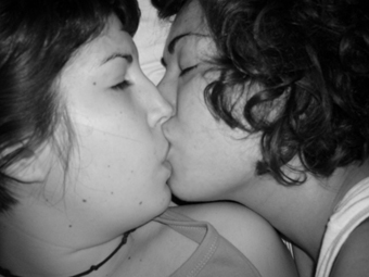 S.P.N.B. (son preciosisisisisisisisimos nuestros besos)